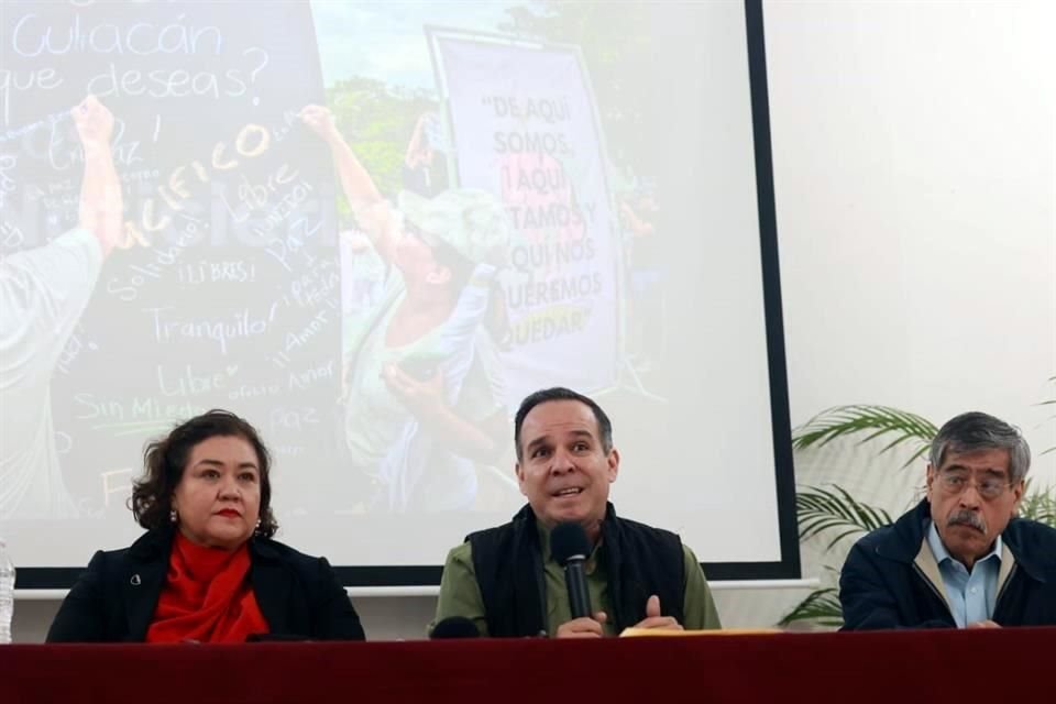 El coordinador del CESP, Miguel Ángel Quevedo (centro), ofreció conferencia acompañado de representantes de la Caniurac y la Comisión de Defensa de los Derechos Humanos de Sinaloa.