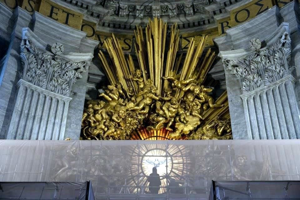 Desde febrero pasado comenzaron los trabajos para recuperar el brillo del dosel de bronce que domina el altar de la Basílica de San Pedro en Roma.