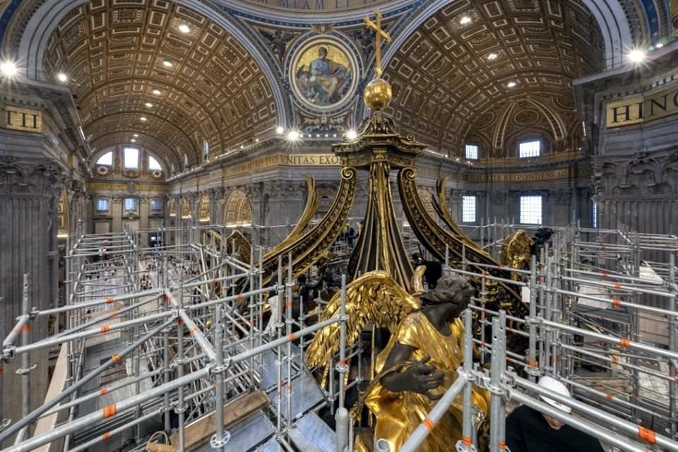 El baldaquino está formado por cuatro columnas de bronce que sostienen una estructura decorada con cuatro ángeles.