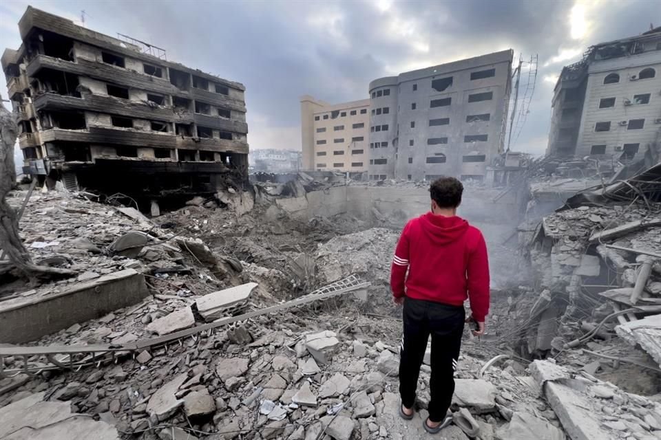 Un hombre mira edificios destruidos en Beirut tras ataques israelíes, el 7 de octubre del 2024.