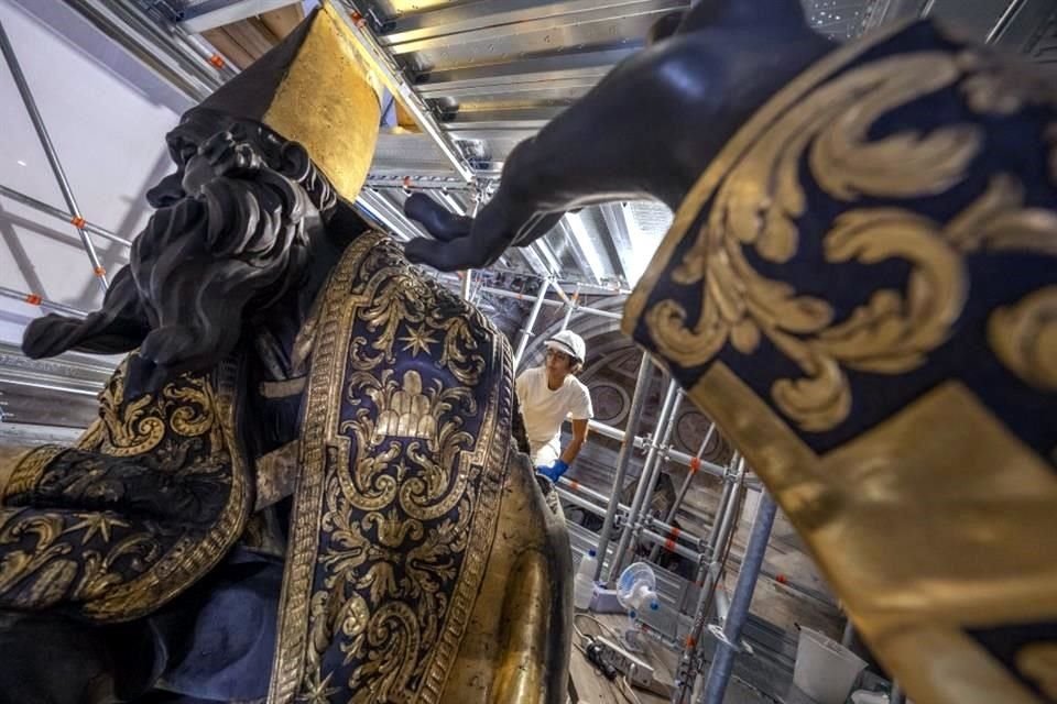 La restauradora Elisabetta De Narda trabaja en la limpieza de la estatua de San Ambrosio. Las obras en la Basílica se enmarcan en el jubileo de 2025 proclamado por la Iglesia Católica.