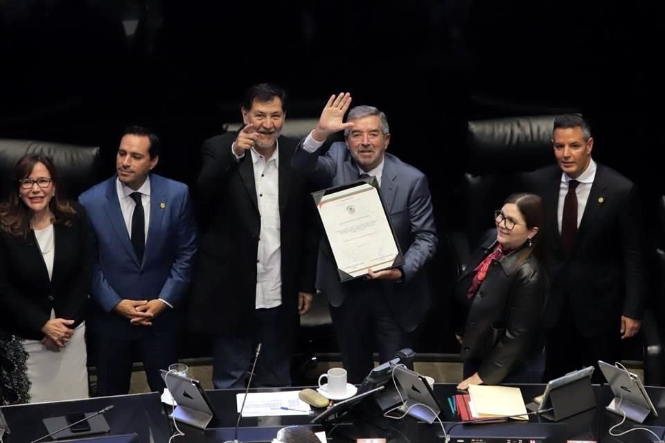 El doctor De la Fuente recibió su ratificación de manos de Gerardo Fernández Noroña, presidente del Senado.