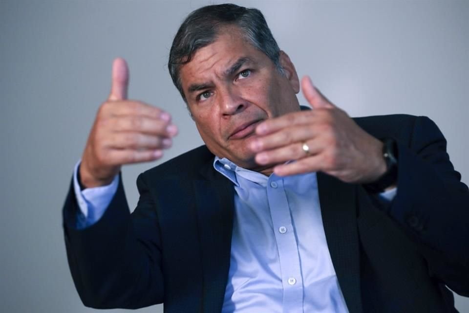 El ex Presidente de Ecuador Rafael Correa durante una entrevista con The Associated Press, el 11 de septiembre de 2020, en Bruselas.