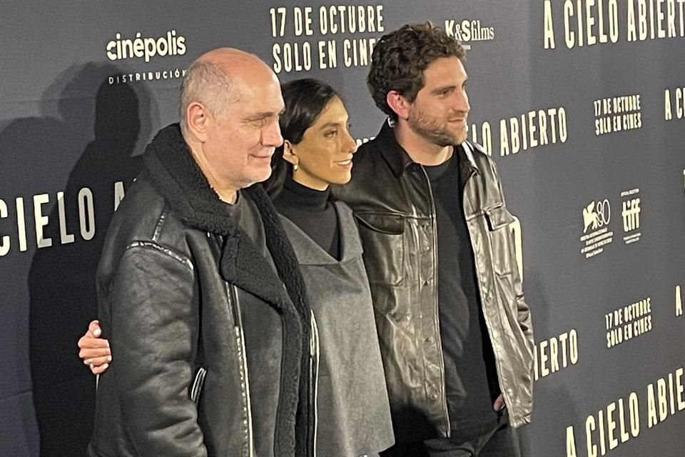 Santiago y Mariana, hijos del cineasta Guillermo Arriaga, promueven la cinta 'A Cielo Abierto', autoría de su padre, que llegará a cines.