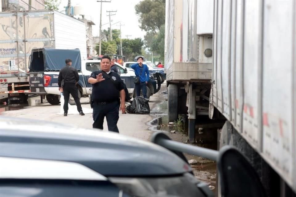 El lunes el cuerpo de un hombre degollado y embolsado fue abandonado debajo de la caja de un tráiler; hoy otro cadáver fue abandonado en la vía pública.