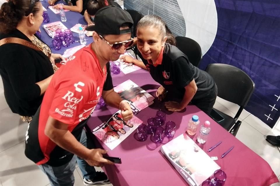 Valeria Miranda, defensa de Atlas femenil, durante la firma de autógrafos.