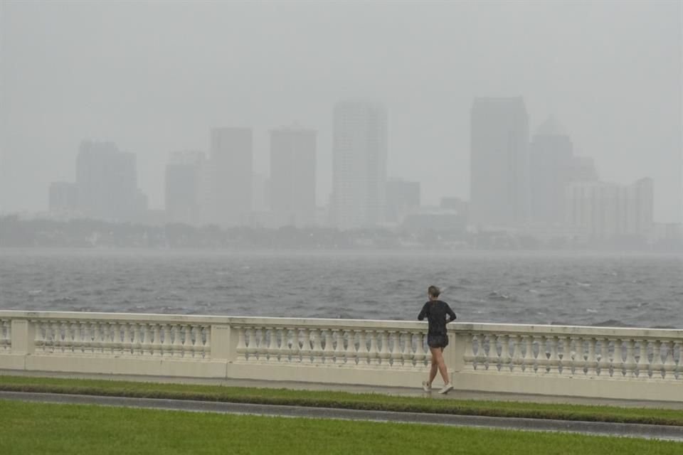 Una mujer corre en medio la lluvia previo a la llegada del huracán 'Milton', el 9 de octubre de 2024, en Tampa, Florida.