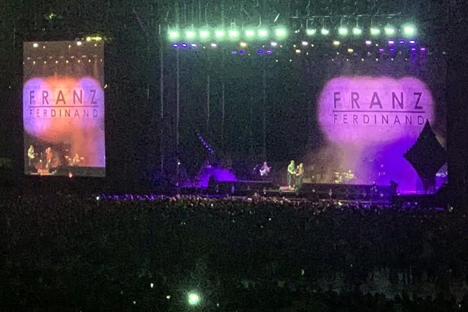 La banda británica Franz Ferdinand encendió el ánimo en la casa de los Borregos del Tec, previo al concierto de The Killers.