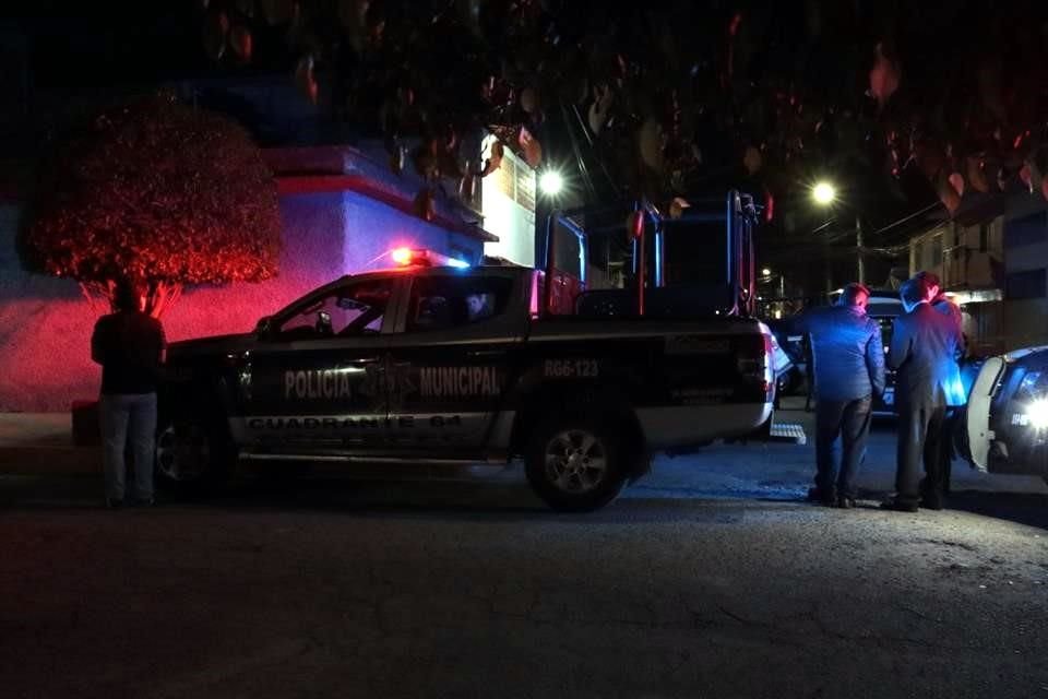 Policías municipales acudieron para levantar el cuerpo en la Colonia México Independiente.