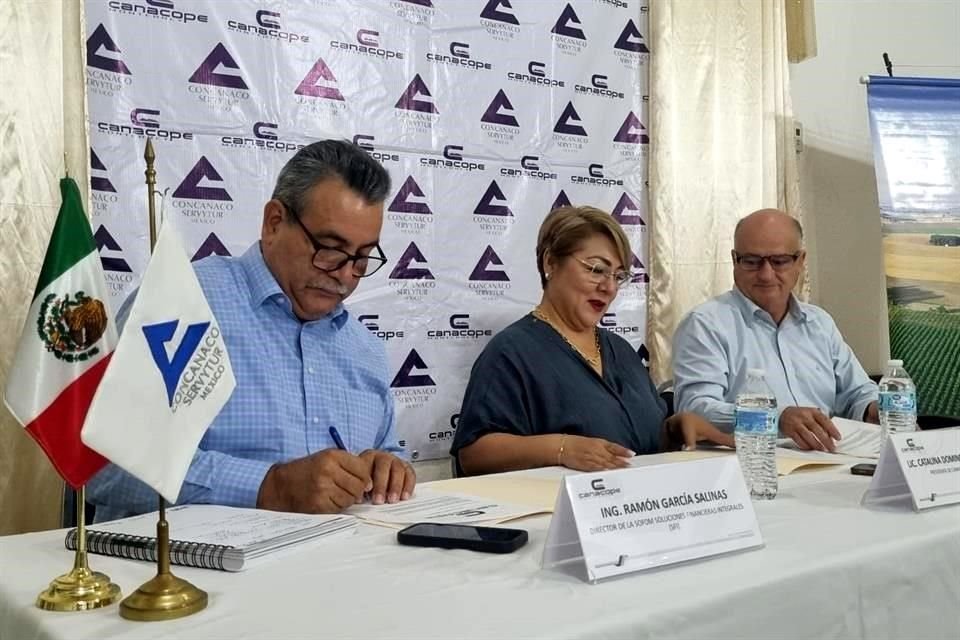 Ramón García Salinas (izq.), de la Sofom Soluciones Financieras Integrales; Catalina Domínguez, de Canacope Monterrey, y Jerges Trujillo, de FIRA Zona Norte, durante la firma del convenio.