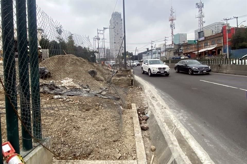 Los peatones deben caminar por la autopista junto vehículos que circulan a alta velocidad.