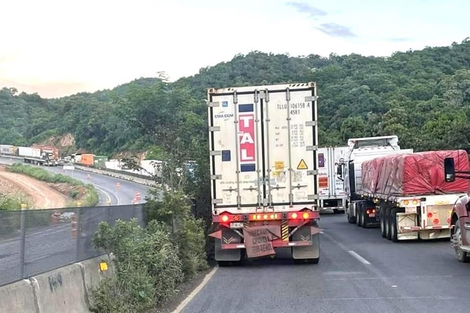 La llegada de buques y salida por tierra de mercancías es un tormento en el Puerto de Manzanillo.