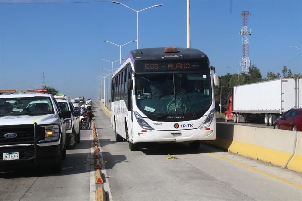 La víctima, de acuerdo con los informes preliminares, habría intentado cruzar la vía en una zona no peatonal y con un machete en la mano.