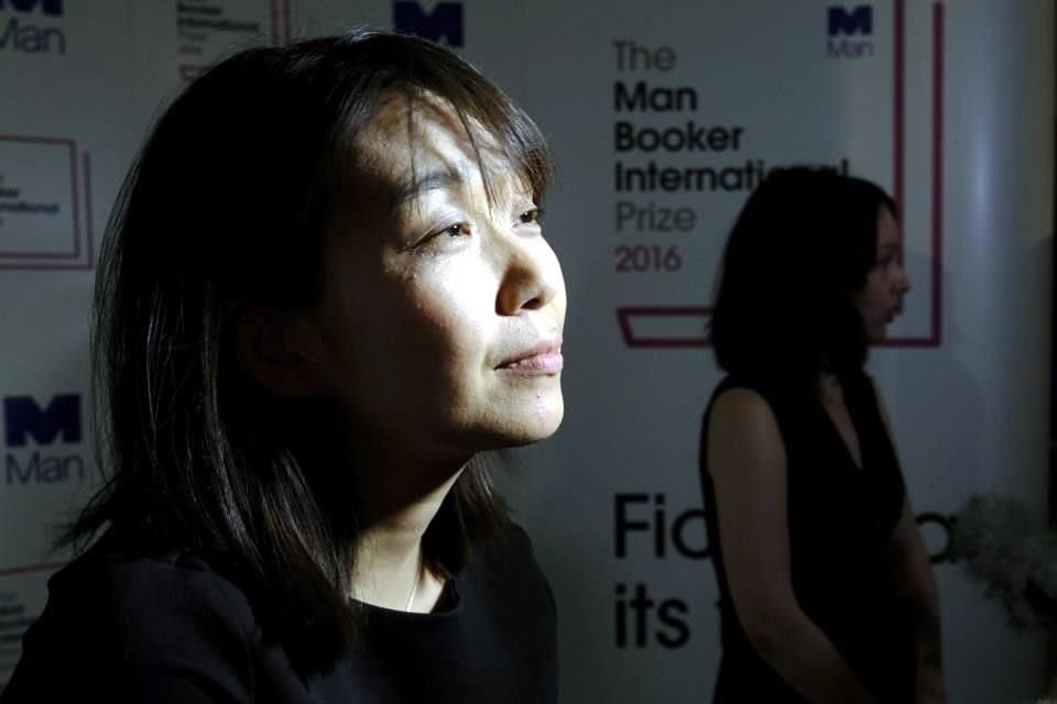 La escritora Han Kang durante una entrevista  con la prensa en 2016 tras ganar el Premio Booker de ficción por su libro 'La vegetariana'.