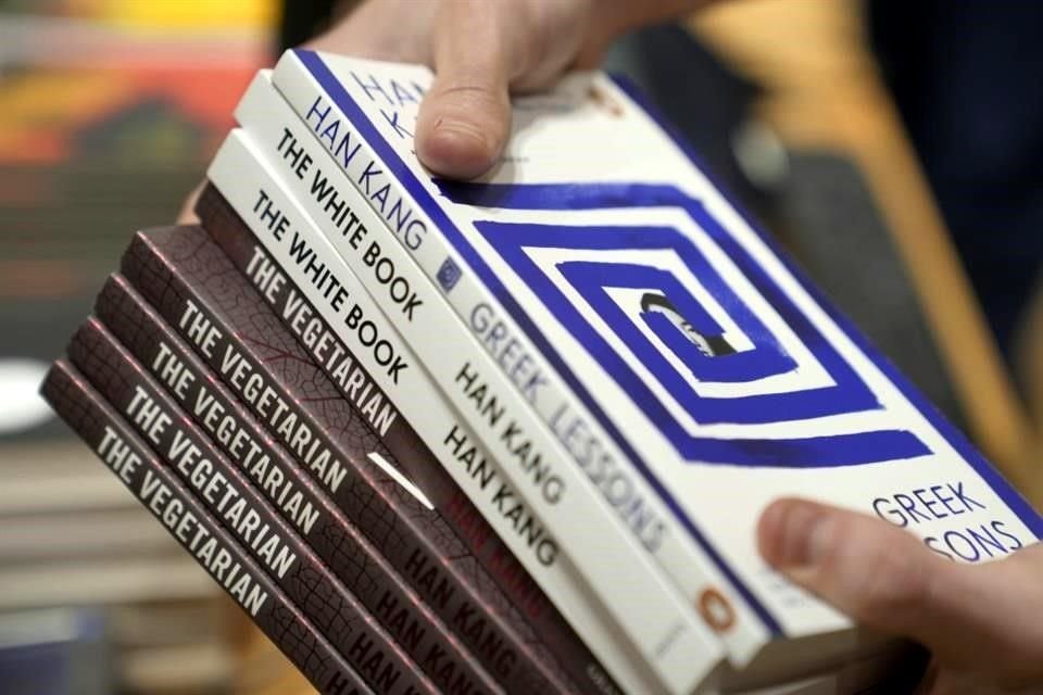 Los libros de la ganadora del Premio Nobel de Literatura 2024, Han Kang, comenzaron a colocarse en los estantes de las librerías en Londres este jueves al darse a conocer la noticia.