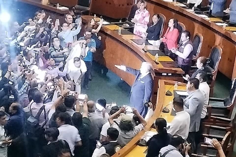 Gustavo Alarcón al rendir protesta ante el Congreso de Guerrero.