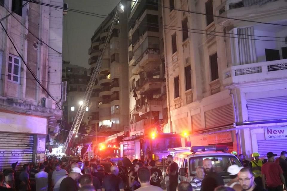 Rescatistas utilizan una grúa para revisar un edificio destruido por un ataque aéreo israelí en el centro de Beirut, Líbano, el 10 de octubre de 2024.