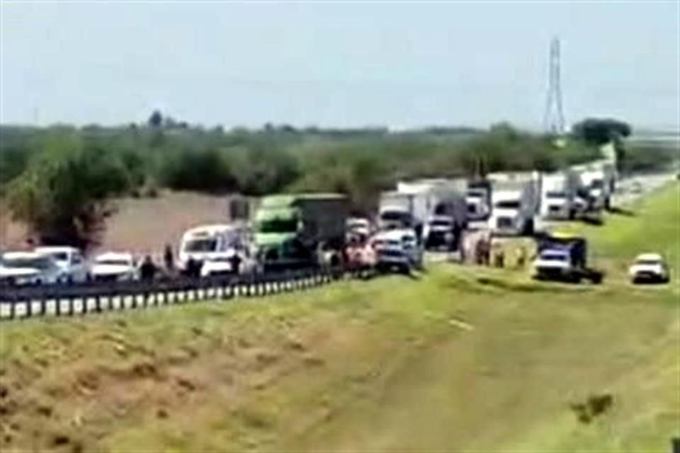 El tráiler quedó atravesado en la autopista, kilómetros antes del entronque con la carretera Río Bravo-Reynosa.