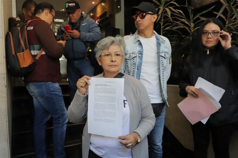 Patricia Aguayo, secretaria de tribunal y vocera de los trabajadores después de entregar un documento en el CCE.