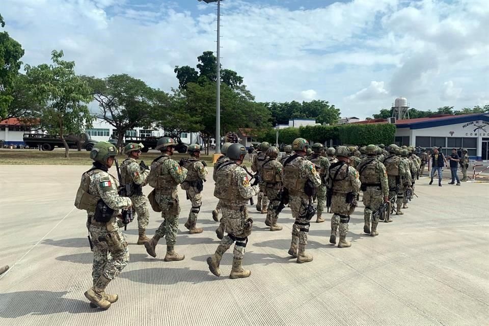 Desde que comenzó la batalla entre 'Los Mayos' y 'Los Chapitos' suman mil 900 militares desplegados en la ciudad de Culiacán.