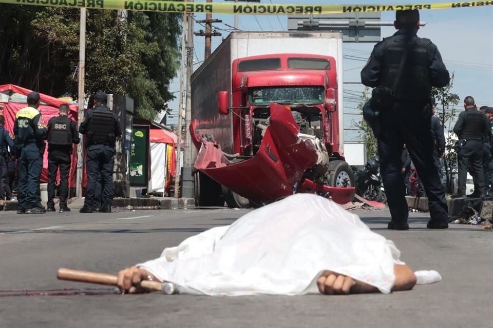 El chofer de un tráiler murió arrollado por otro conductor tras un conflicto vial en Venustiano Carranza.