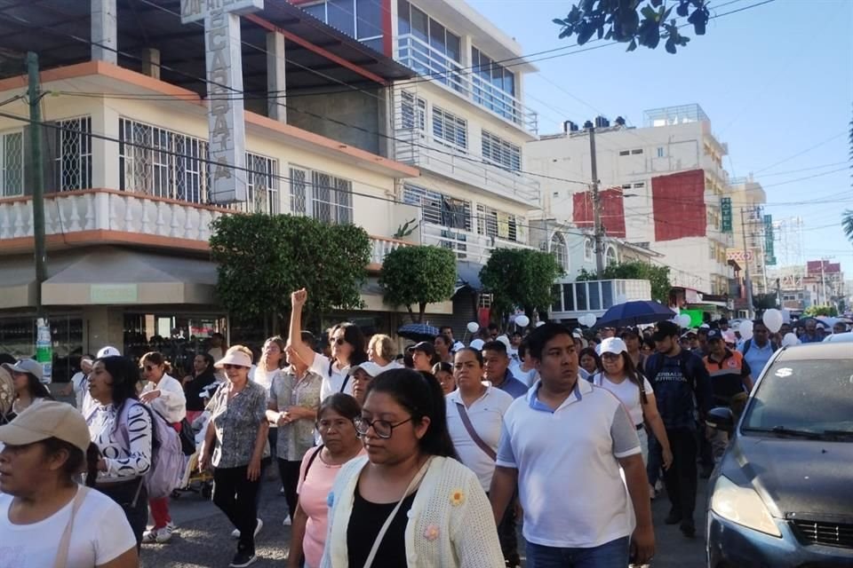 Más de mil personas se concentraron en las calles de Chilpancingo para exigir justicia por asesinato de Alcalde Alejandro Arcos Catalán.