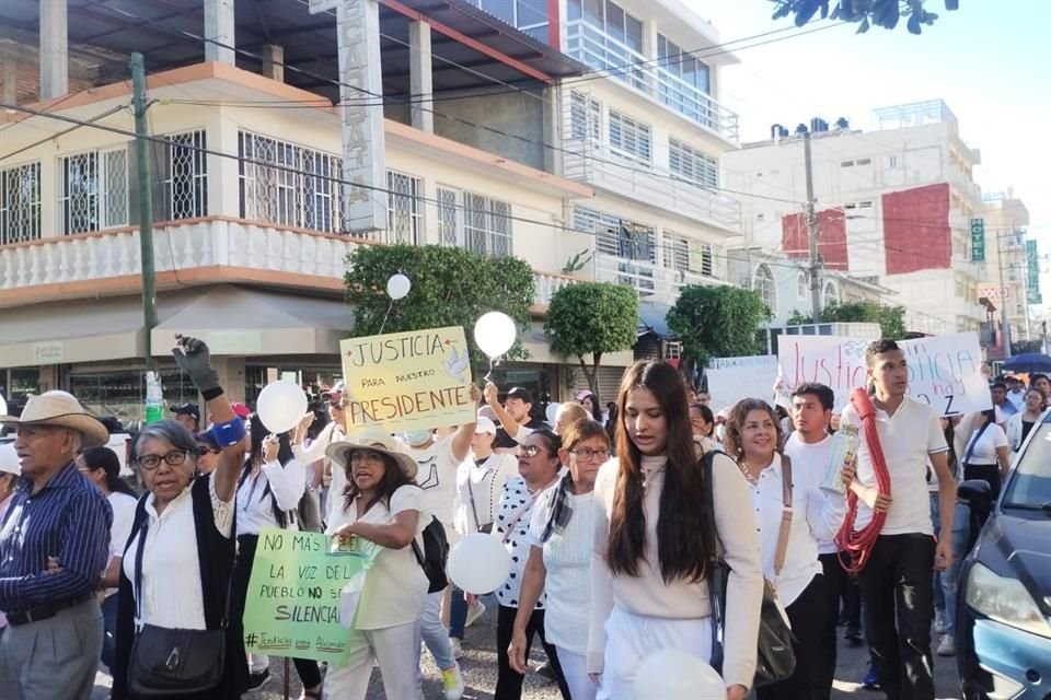 Los manifestantes portaban pancartas para solicitar justicia tras asesinato de Edil de Chilpancingo