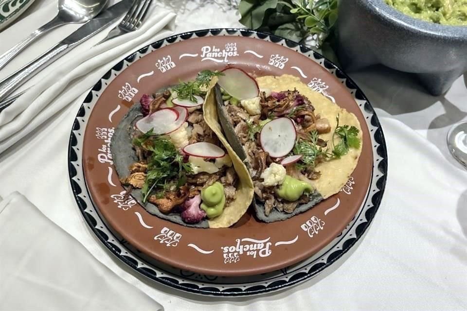 Este taco de temporada es presentado en una tortilla mezclada con maíz azul con costillar bajo de cerdo, coliflores encurtidas, cremoso de aguacate y crujiente de buche de cerdo.