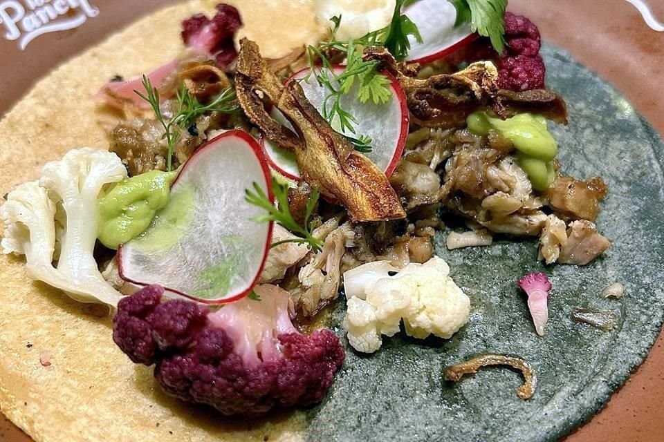 Una de las características principales de este taco, según explicó el galardonado y reconocido chef, que actualmente lidera la cocina de Tzuco, en Chicago, es el encurtido dulce.