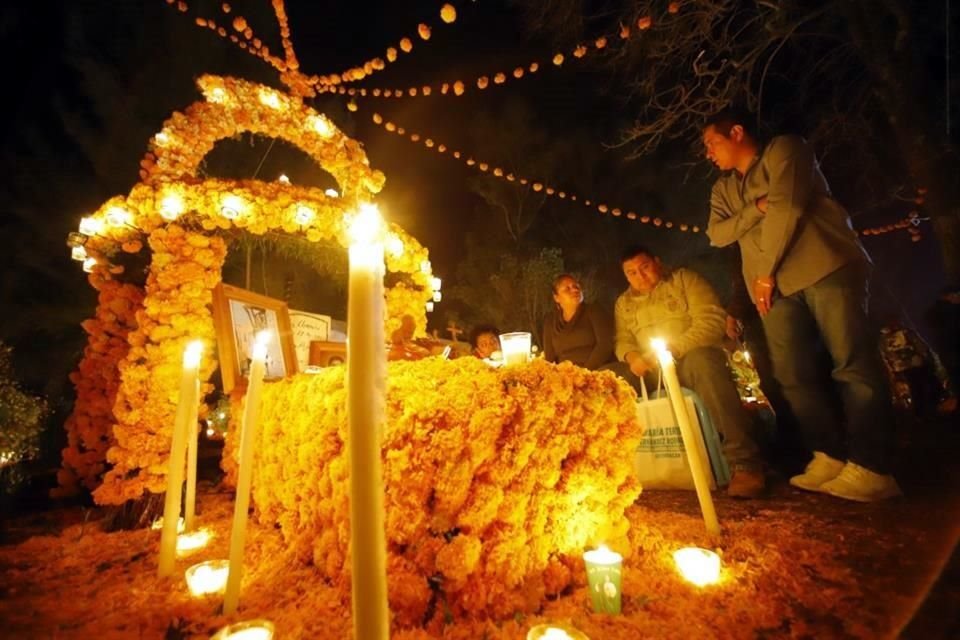 Con el objetivo de acercar tanto a turistas nacionales como internacionales a esta singular festividad, se ha creado la Semana de Muertos en Michoacán.