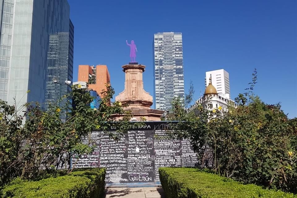 Colectivas feministas y familiares de desaparecidos instalaron un antimonumento en el espacio y lo renombraron como la Glorieta de las Mujeres que Luchan. 