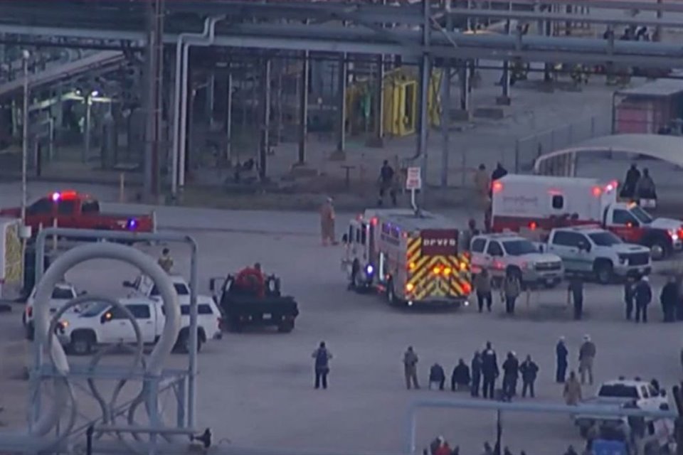 Una fuga de químico en refinería Deer Park de Pemex, en Texas, habría dejado 2 trabajadores muertos y 5 lesionados, informó la empresa.