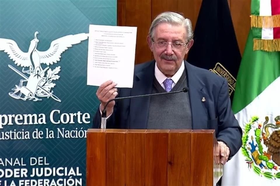 El ex presidente de la SCJN enseñó una hoja de papel que tenía escritos 13 nombres que dijo, fueron funcionarios de distintos niveles sancionados por corrupción.