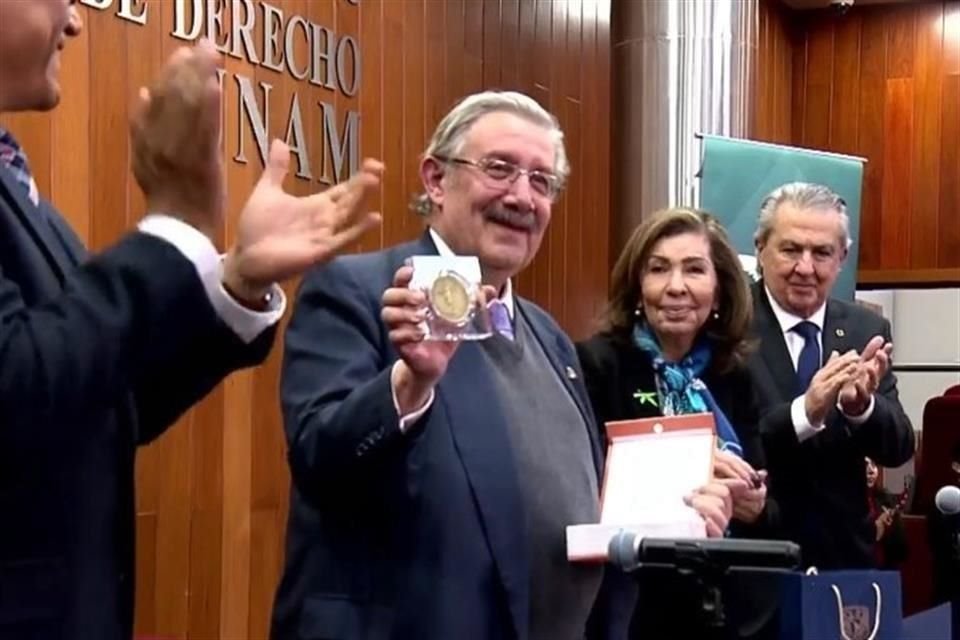 Acompañado de familia y cuatro Ministros de la Corte, incluida la Ministra Presidenta de la SCJN, Norma Piña, Luis María Aguilar fue homenajeado en la UNAM.