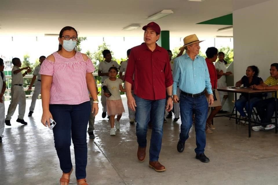 Durante estos recorridos, el Secretario Delgado dialogó con directivos, docentes, madres y padres de familia, a quienes aseveró que la SEP y la Presidenta Sheinbaum Pardo, no los dejarán solos.