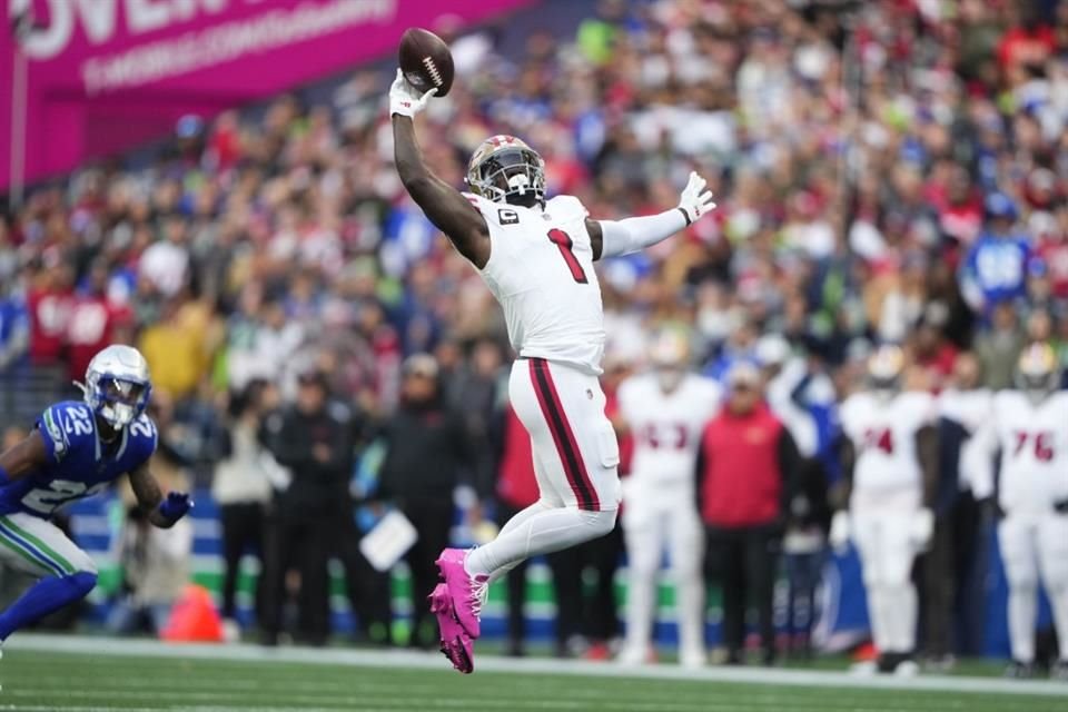 Deebo Samuel Sr. con una acrobática recepción.