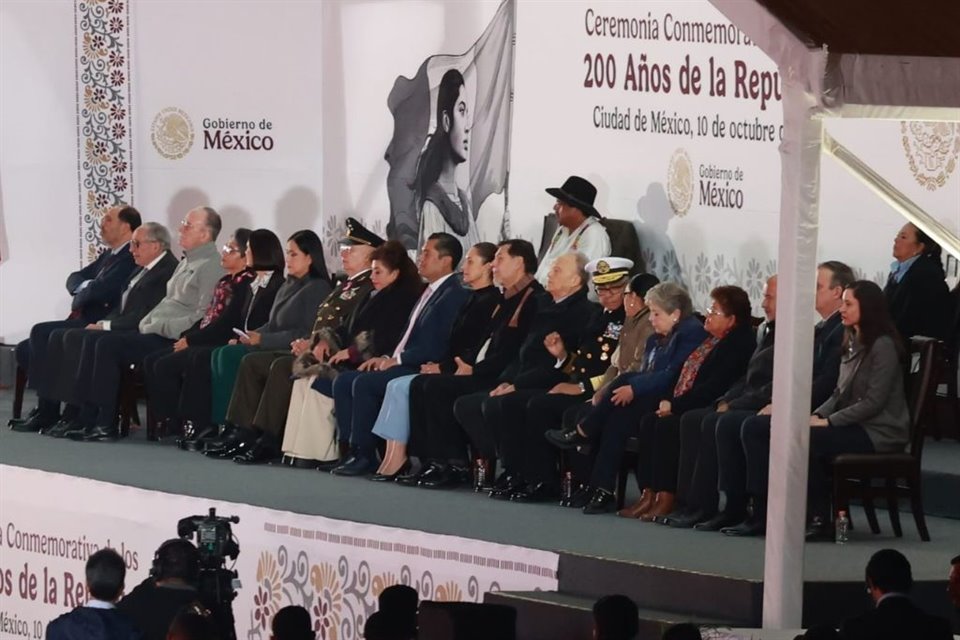 La Presidenta Sheinbaum e invitados a festejo por 200 años de la República usaron la ceremonia en el Zócalo para festejar reforma judicial. 