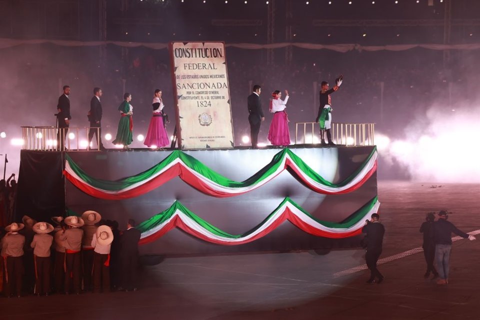 La Presidenta Sheinbaum e invitados a festejo por 200 años de la República usaron la ceremonia en el Zócalo para festejar reforma judicial. 