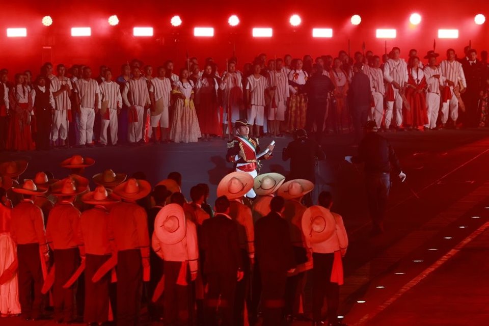 La Presidenta Sheinbaum e invitados a festejo por 200 años de la República usaron la ceremonia en el Zócalo para festejar reforma judicial. 