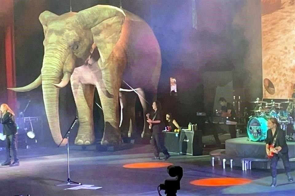 La banda hizo un llamado ambiental previo a '¿Dónde Jugarán los Niños?', con la réplica de un elefante en el escenario, que parecía de tamaño real.