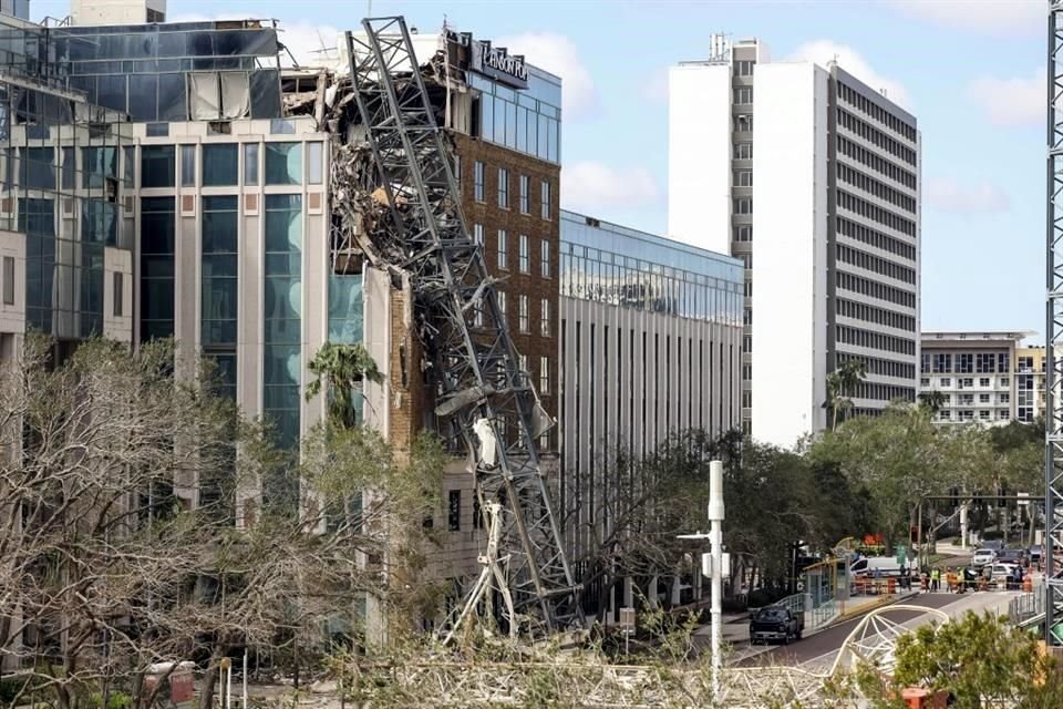 Una grúa de un sitio de construcción cayó por los vientos del huracán Milton.