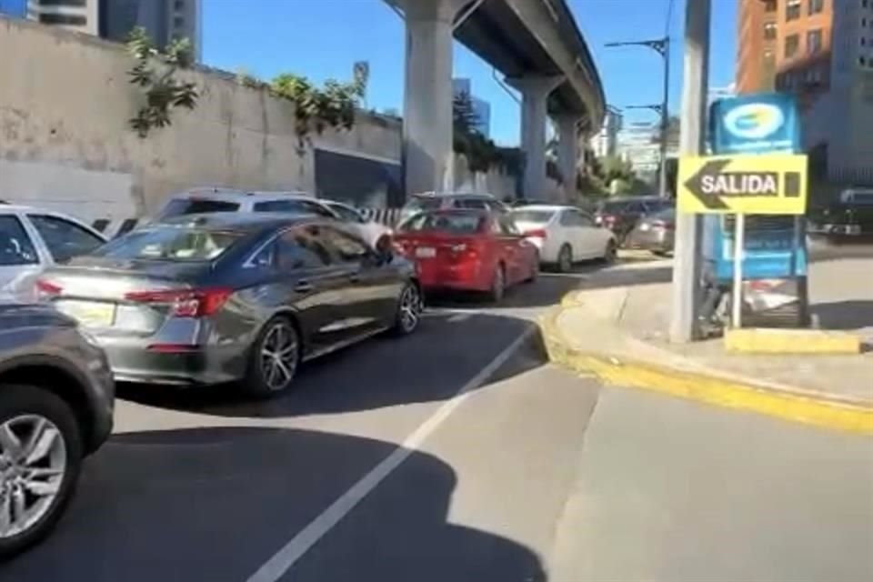 Ante el bloqueo, autoridades viales recomendaron utilizar la Carretera México-Toluca.