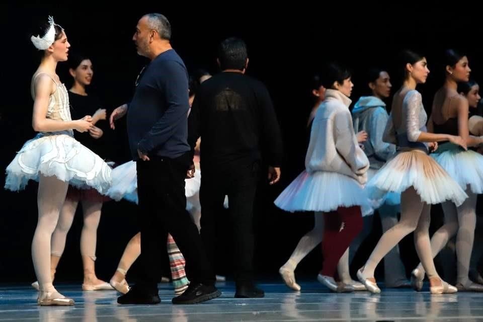 El coreógrafo Cuauhtémoc Nájera supervisó esta semana los ensayos de la Compañía Nacional de Danza, que se presenta este sábado en el Auditorio Nacional.