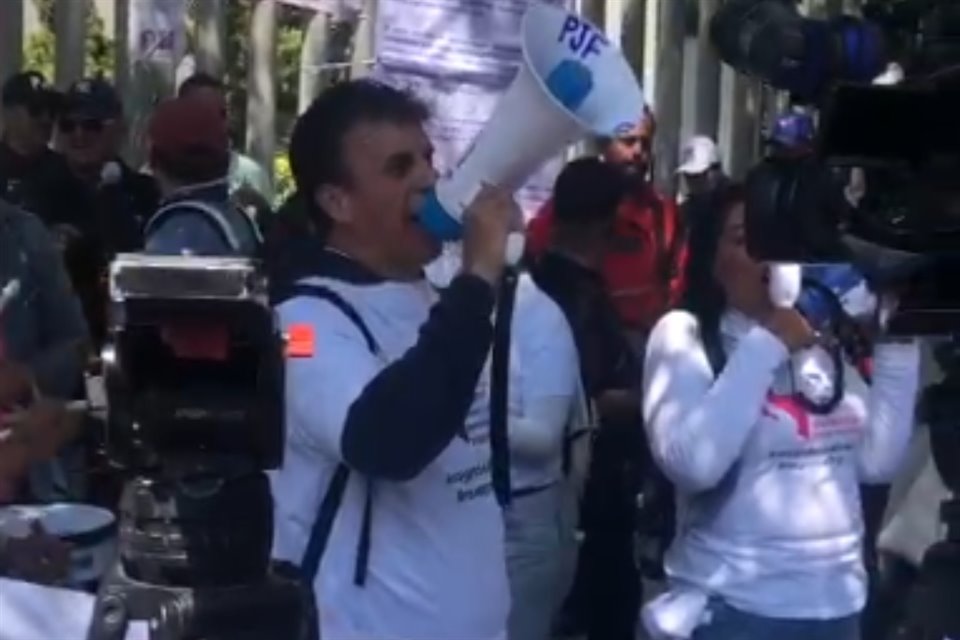 Trabajadores del PJF protestan en la sede del CJF, para exigirle que autorice la ampliación del paro de labores que concluye este viernes.