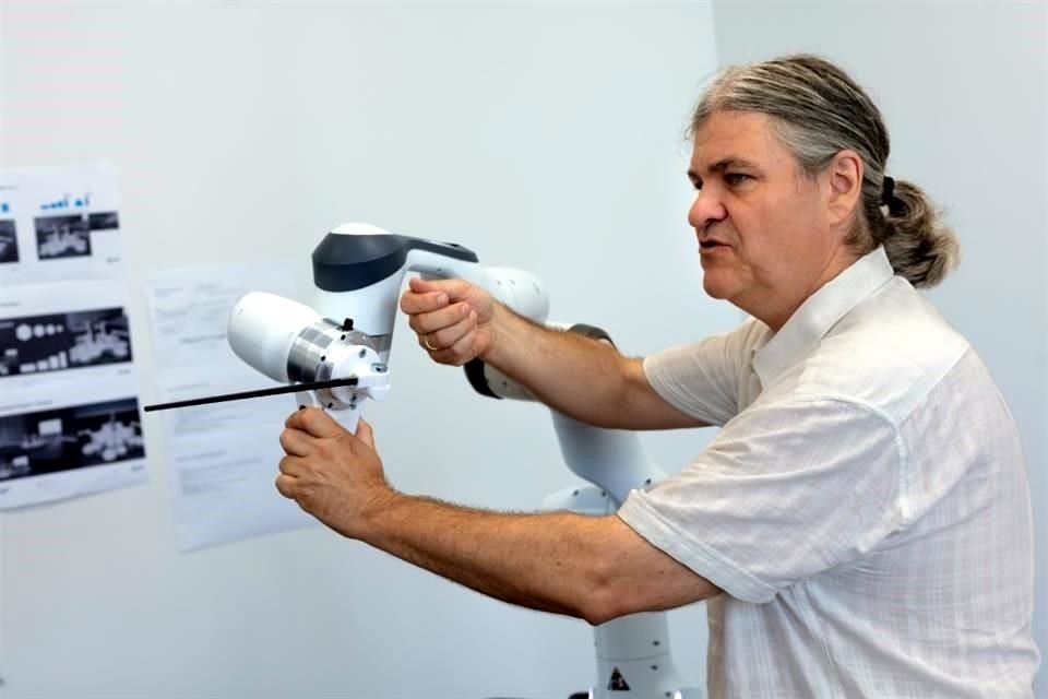 Markus Rindt, director de la Sinfónica de Dresde, trabajó con especialistas del Centre for Tactile Internet with Human-in-the-Loop para enseñar al robot los compases de la obra '#kreuzknoten'.