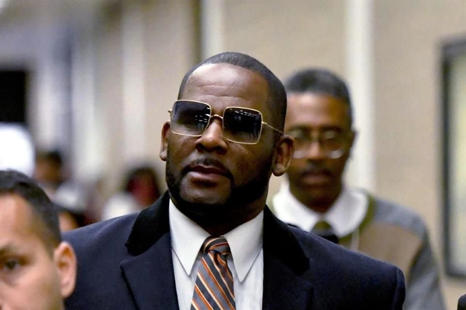 Actualmente, R. Kelly cumple sentencias por: portación de pornografía infantil, seducción a menores, cargos por crimen organizado y tráfico sexual.