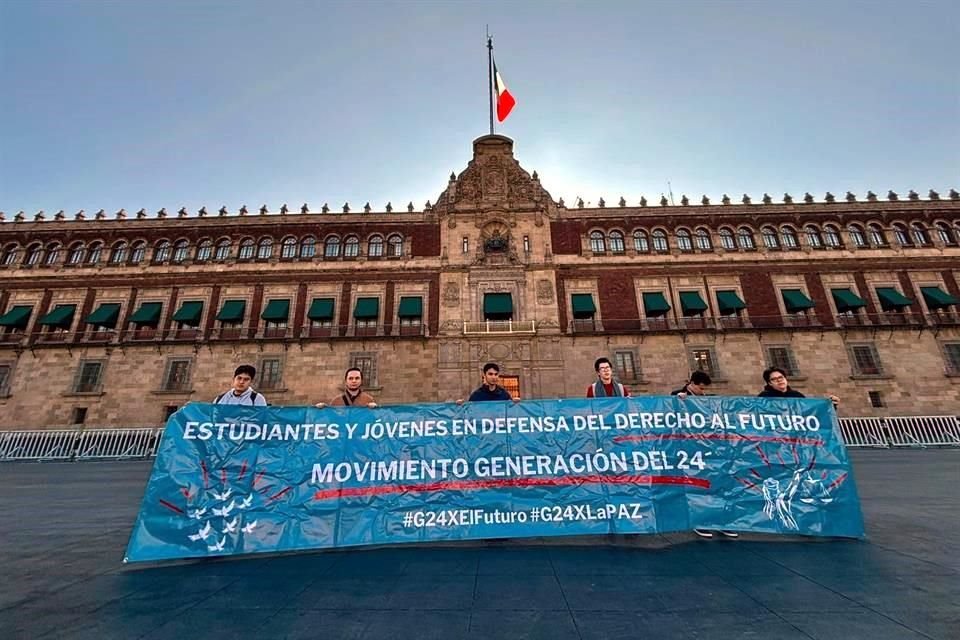 Integrantes del movimiento Generación del 24', se apersonaron en la explanada del Zócalo capitalino con un altavoz y una lona que decía: 'Estudiantes y jóvenes en defensa del derecho al futuro'.