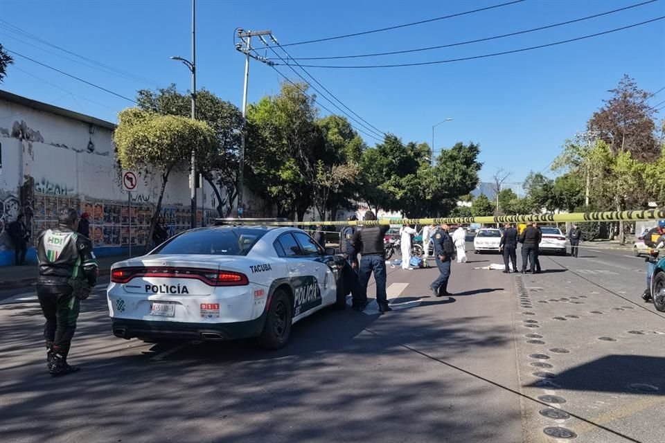 Presuntamente, el tráiler de color blanco golpeó con la maquinaria de plataforma que transportaba al motociclista quien terminó derrapando.