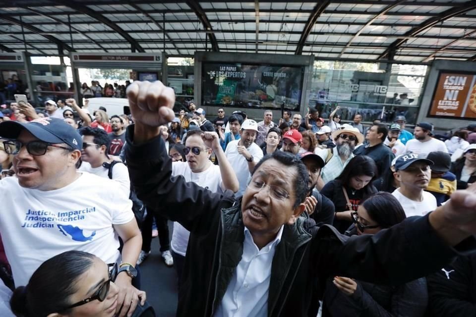 Los inconformes bloquearon parcialmente Insurgentes Sur y realizaron un mitin en la sede del CJF, frente a la estación dl Metrobús Doctor Gálvez.