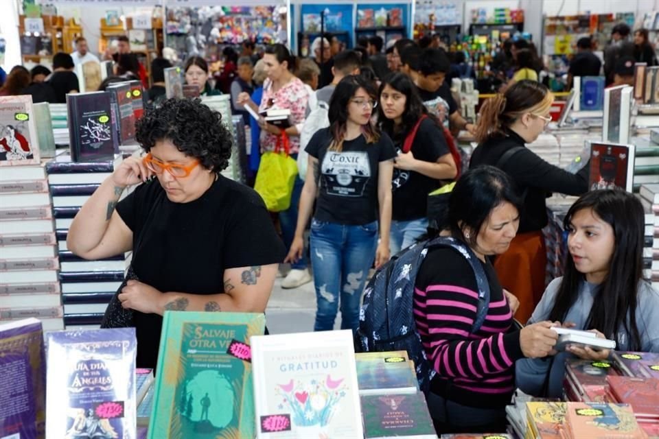 Como parte de sus propuestas para impulsar la lectura, Brugada también prometió la construcción de un centenar de librerías del FCE en igual número de Utopías.